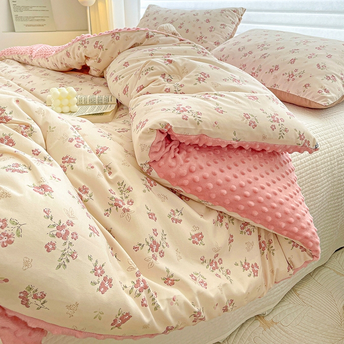 91家纺网 家纺一手货源 找家纺 丫丫家纺 2025新款云感木棉皱皱纱被子豆豆绒大豆被冬被被芯春秋豆豆被 爱玲说- 红