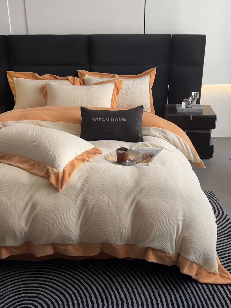 91家纺网 家纺一手货源 找家纺 九花鹿 2025新款宽边雕花绒牛奶绒四件套 宽边-枫叶奶白拼杏黄