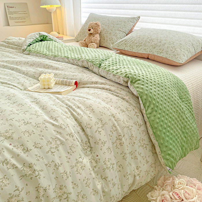 91家纺网 家纺一手货源 找家纺 丫丫家纺 2025新款云感木棉皱皱纱被子豆豆绒大豆被冬被被芯春秋豆豆被 茶语-绿