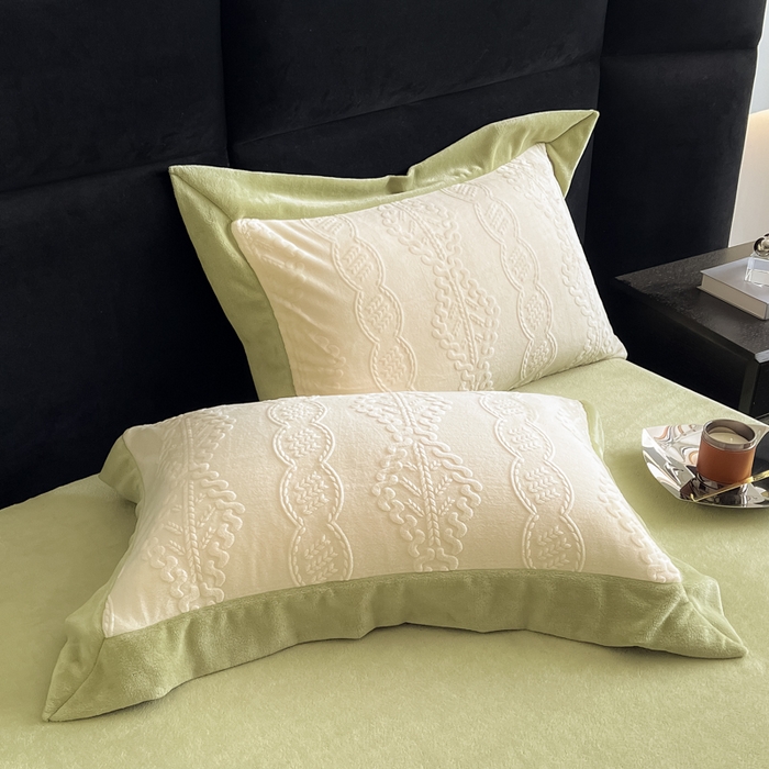 91家纺网 家纺一手货源 找家纺 九花鹿 2025新款宽边雕花绒牛奶绒四件套 宽边-莫奈奶白拼豆绿