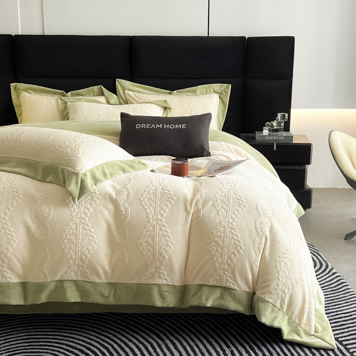 91家纺网 家纺一手货源 找家纺 九花鹿 2025新款宽边雕花绒牛奶绒四件套 宽边-莫奈奶白拼豆绿