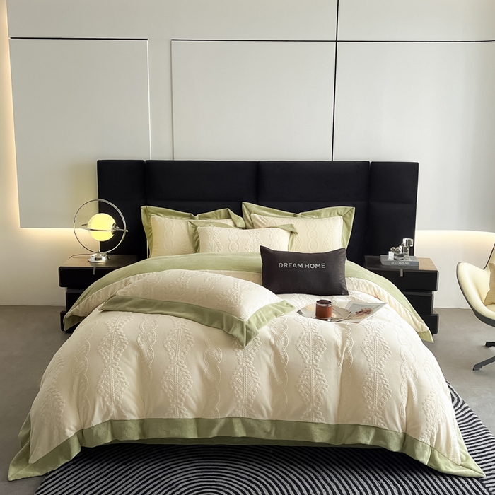 91家纺网 家纺一手货源 找家纺 九花鹿 2025新款宽边雕花绒牛奶绒四件套 宽边-莫奈奶白拼豆绿