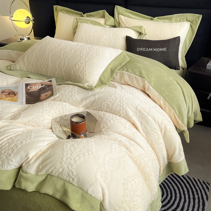 91家纺网 家纺一手货源 找家纺 九花鹿 2025新款宽边雕花绒牛奶绒四件套 宽边-莫奈奶白拼豆绿