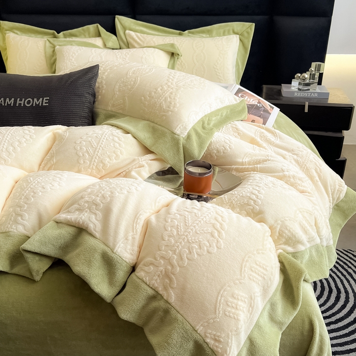 91家纺网 家纺一手货源 找家纺 九花鹿 2025新款宽边雕花绒牛奶绒四件套 宽边-莫奈奶白拼豆绿