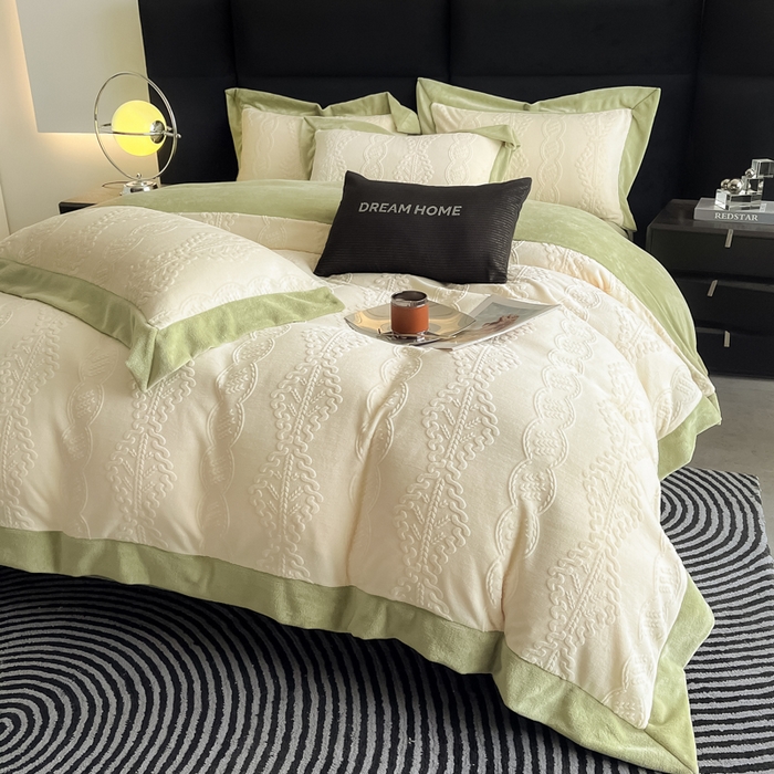 91家纺网 家纺一手货源 找家纺 九花鹿 2025新款宽边雕花绒牛奶绒四件套 宽边-莫奈奶白拼豆绿