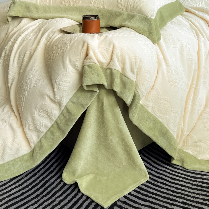 91家纺网 家纺一手货源 找家纺 九花鹿 2025新款宽边雕花绒牛奶绒四件套 宽边-莫奈奶白拼豆绿