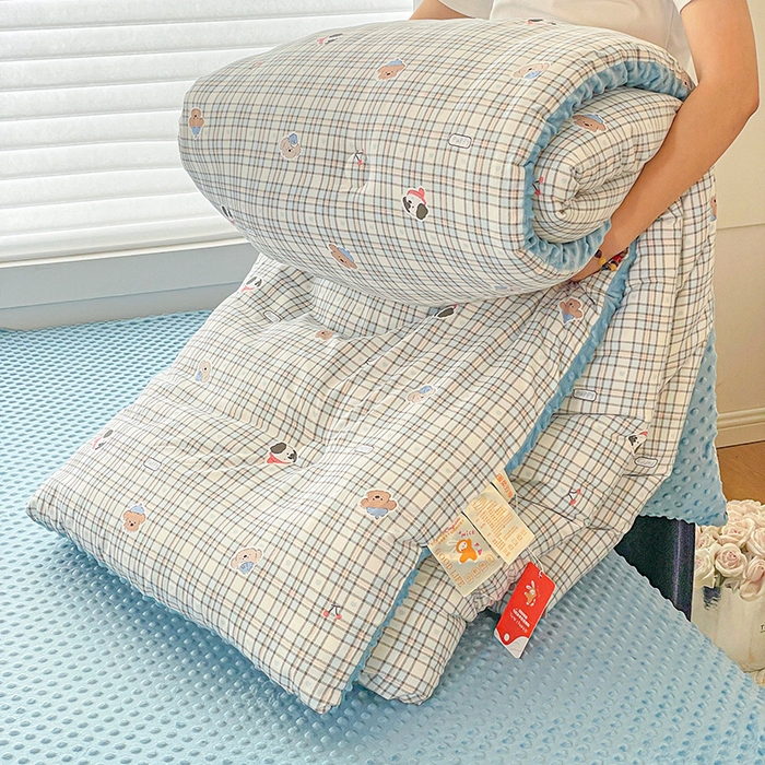 91家纺网 家纺一手货源 找家纺 丫丫家纺 2025新款云感木棉皱皱纱被子豆豆绒大豆被冬被被芯春秋豆豆被 灰蓝格小狗