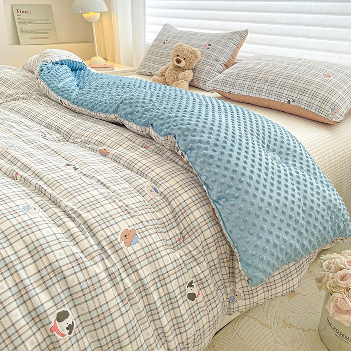 91家纺网 家纺一手货源 找家纺 丫丫家纺 2025新款云感木棉皱皱纱被子豆豆绒大豆被冬被被芯春秋豆豆被 灰蓝格小狗