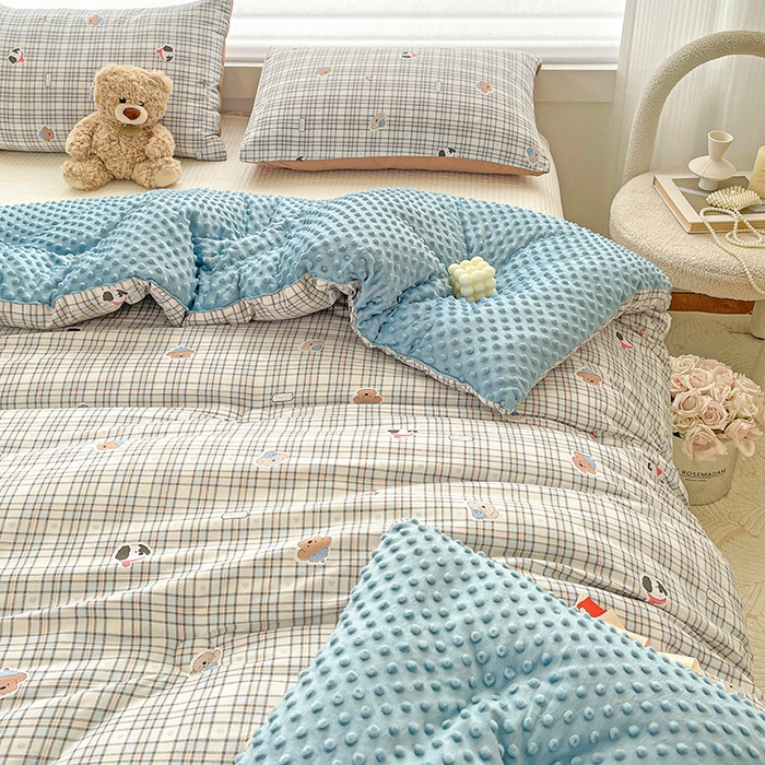 91家纺网 家纺一手货源 找家纺 丫丫家纺 2025新款云感木棉皱皱纱被子豆豆绒大豆被冬被被芯春秋豆豆被 灰蓝格小狗