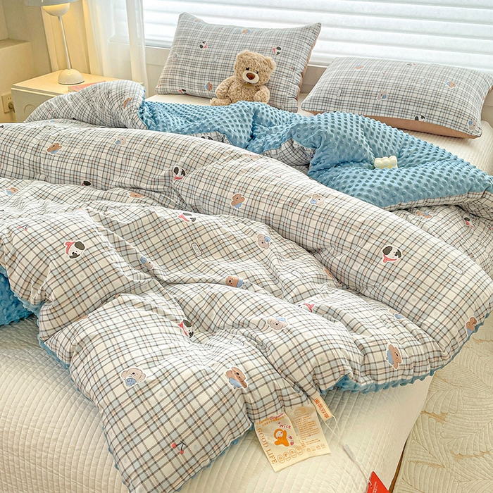 91家纺网 家纺一手货源 找家纺 丫丫家纺 2025新款云感木棉皱皱纱被子豆豆绒大豆被冬被被芯春秋豆豆被 灰蓝格小狗