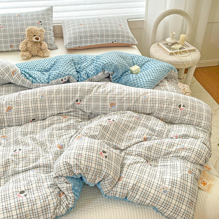 91家纺网 家纺一手货源 找家纺 丫丫家纺 2025新款云感木棉皱皱纱被子豆豆绒大豆被冬被被芯春秋豆豆被 灰蓝格小狗