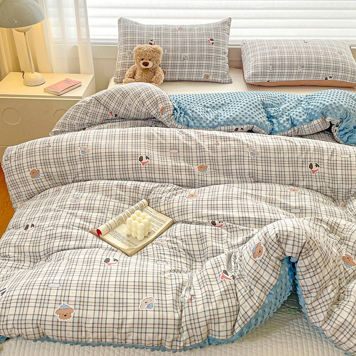 91家纺网 家纺一手货源 找家纺 丫丫家纺 2025新款云感木棉皱皱纱被子豆豆绒大豆被冬被被芯春秋豆豆被 灰蓝格小狗