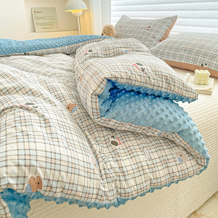 91家纺网 家纺一手货源 找家纺 丫丫家纺 2025新款云感木棉皱皱纱被子豆豆绒大豆被冬被被芯春秋豆豆被 灰蓝格小狗