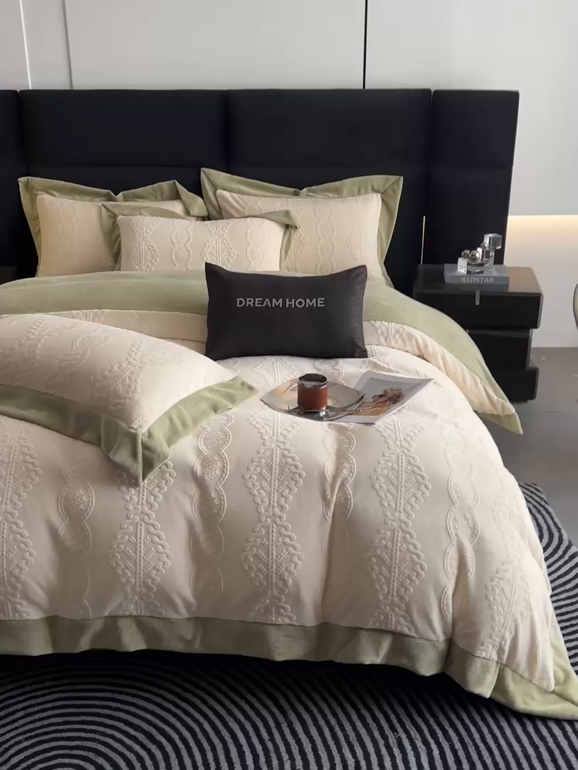 91家纺网 家纺一手货源 找家纺 九花鹿 2025新款宽边雕花绒牛奶绒四件套 宽边-莫奈奶白拼豆绿