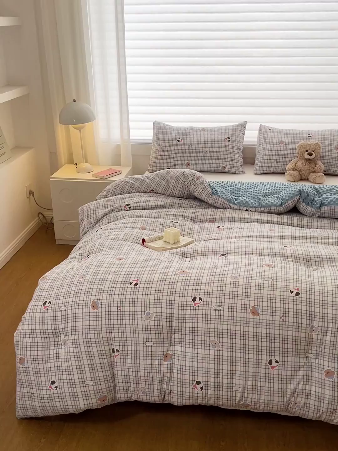 91家纺网 家纺一手货源 找家纺 丫丫家纺 2025新款云感木棉皱皱纱被子豆豆绒大豆被冬被被芯春秋豆豆被 灰蓝格小狗