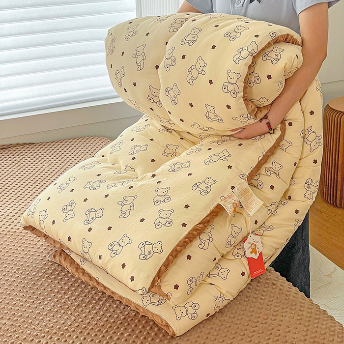 91家纺网 家纺一手货源 找家纺 丫丫家纺 2025新款云感木棉皱皱纱被子豆豆绒大豆被冬被被芯春秋豆豆被 米小熊