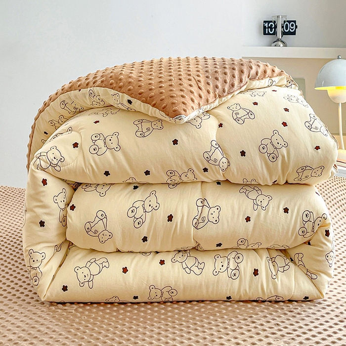 91家纺网 家纺一手货源 找家纺 丫丫家纺 2025新款云感木棉皱皱纱被子豆豆绒大豆被冬被被芯春秋豆豆被 米小熊