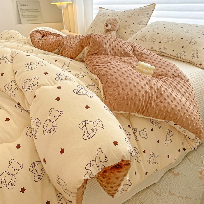 91家纺网 家纺一手货源 找家纺 丫丫家纺 2025新款云感木棉皱皱纱被子豆豆绒大豆被冬被被芯春秋豆豆被 米小熊