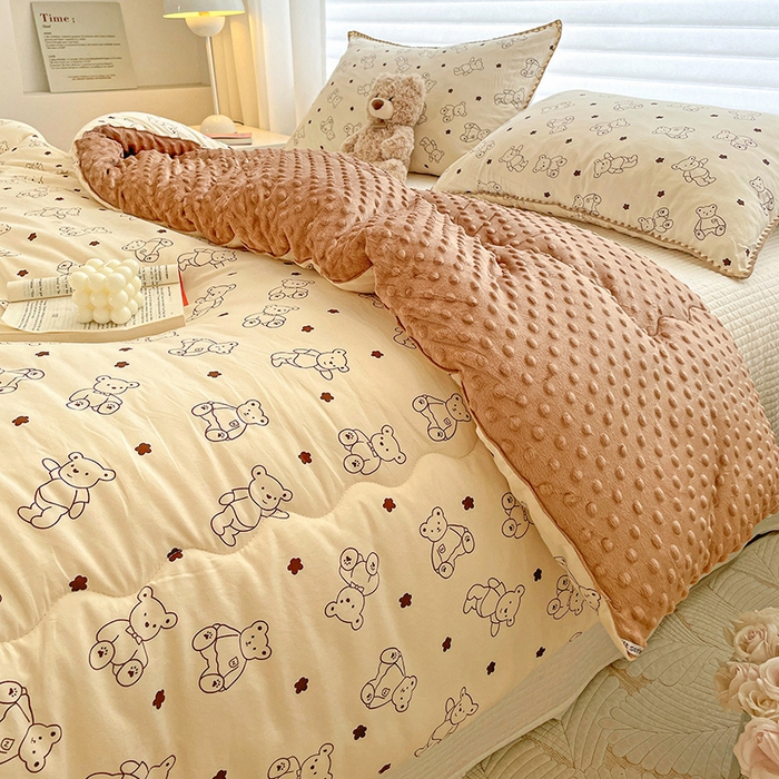 91家纺网 家纺一手货源 找家纺 丫丫家纺 2025新款云感木棉皱皱纱被子豆豆绒大豆被冬被被芯春秋豆豆被 米小熊