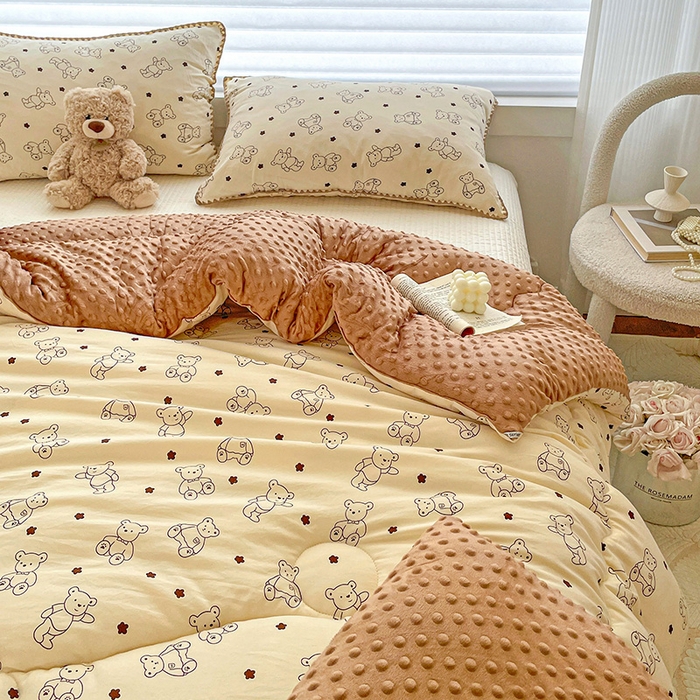 91家纺网 家纺一手货源 找家纺 丫丫家纺 2025新款云感木棉皱皱纱被子豆豆绒大豆被冬被被芯春秋豆豆被 米小熊