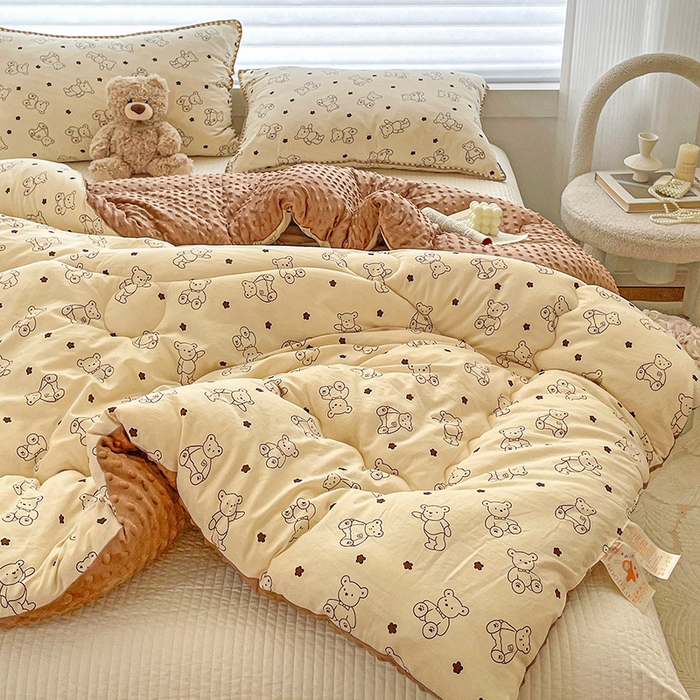 91家纺网 家纺一手货源 找家纺 丫丫家纺 2025新款云感木棉皱皱纱被子豆豆绒大豆被冬被被芯春秋豆豆被 米小熊