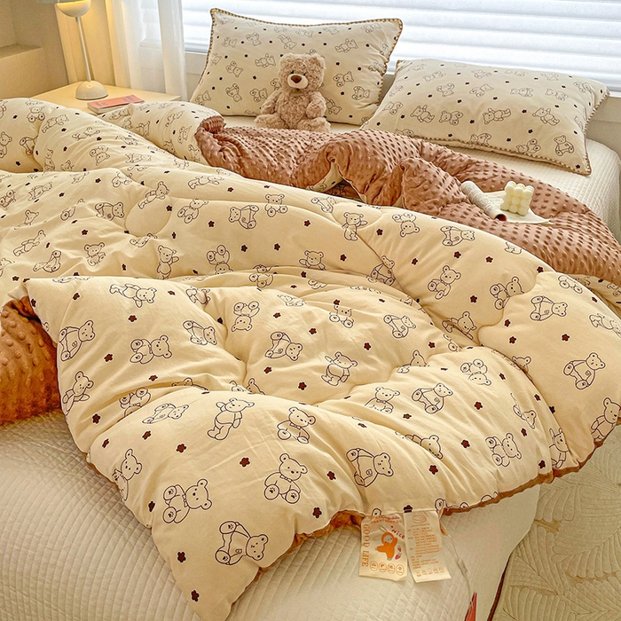 91家纺网 家纺一手货源 找家纺 丫丫家纺 2025新款云感木棉皱皱纱被子豆豆绒大豆被冬被被芯春秋豆豆被 米小熊