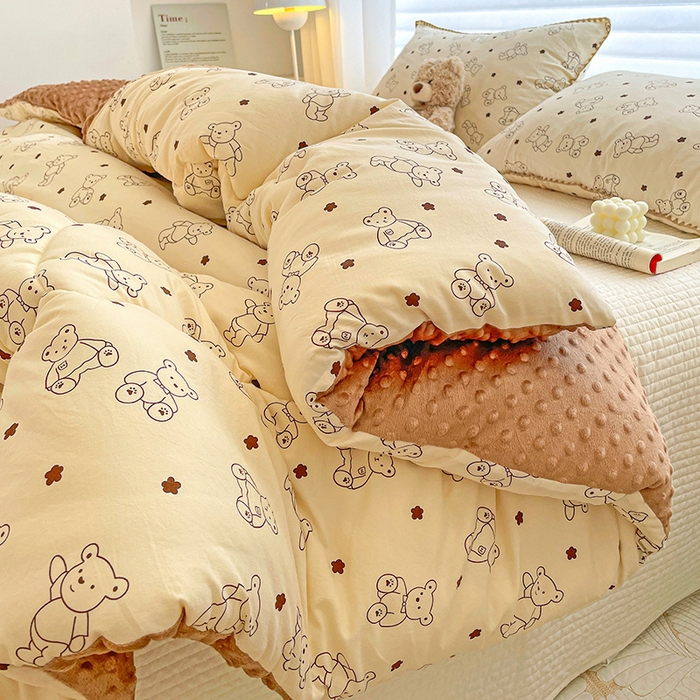 91家纺网 家纺一手货源 找家纺 丫丫家纺 2025新款云感木棉皱皱纱被子豆豆绒大豆被冬被被芯春秋豆豆被 米小熊