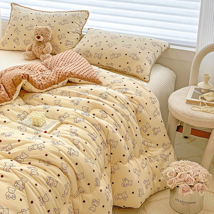 91家纺网 家纺一手货源 找家纺 丫丫家纺 2025新款云感木棉皱皱纱被子豆豆绒大豆被冬被被芯春秋豆豆被 米小熊