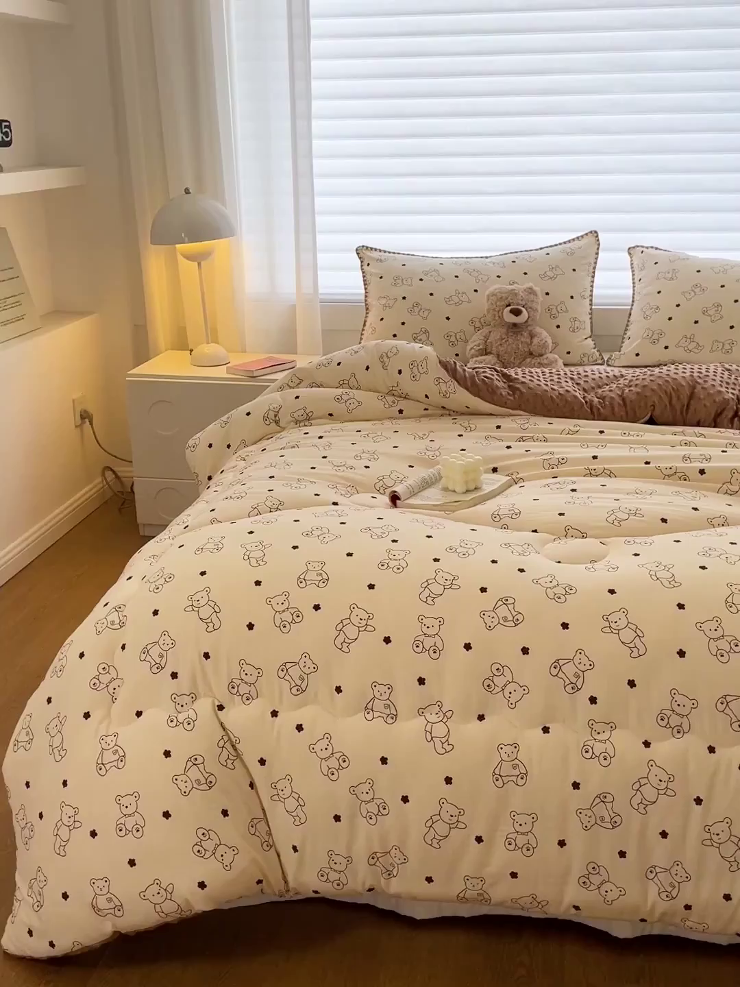 91家纺网 家纺一手货源 找家纺 丫丫家纺 2025新款云感木棉皱皱纱被子豆豆绒大豆被冬被被芯春秋豆豆被 米小熊