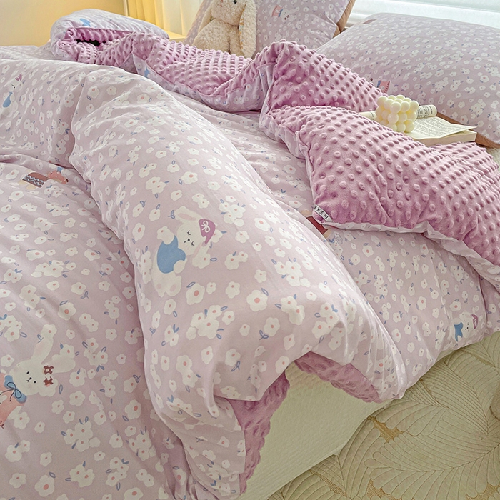 91家纺网 家纺一手货源 找家纺 丫丫家纺 2025新款云感木棉皱皱纱被子豆豆绒大豆被冬被被芯春秋豆豆被 兔软软紫