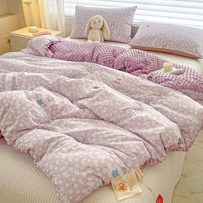 91家纺网 家纺一手货源 找家纺 丫丫家纺 2025新款云感木棉皱皱纱被子豆豆绒大豆被冬被被芯春秋豆豆被 兔软软紫