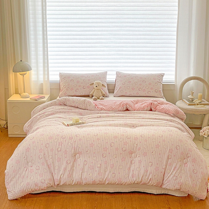 91家纺网 家纺一手货源 找家纺 丫丫家纺 2025新款云感木棉皱皱纱被子豆豆绒大豆被冬被被芯春秋豆豆被 星星凯蒂粉