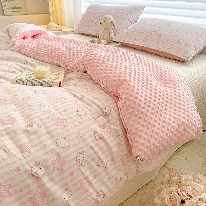 91家纺网 家纺一手货源 找家纺 丫丫家纺 2025新款云感木棉皱皱纱被子豆豆绒大豆被冬被被芯春秋豆豆被 星星凯蒂粉