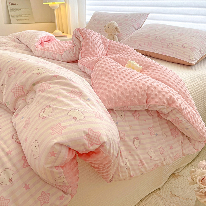 91家纺网 家纺一手货源 找家纺 丫丫家纺 2025新款云感木棉皱皱纱被子豆豆绒大豆被冬被被芯春秋豆豆被 星星凯蒂粉