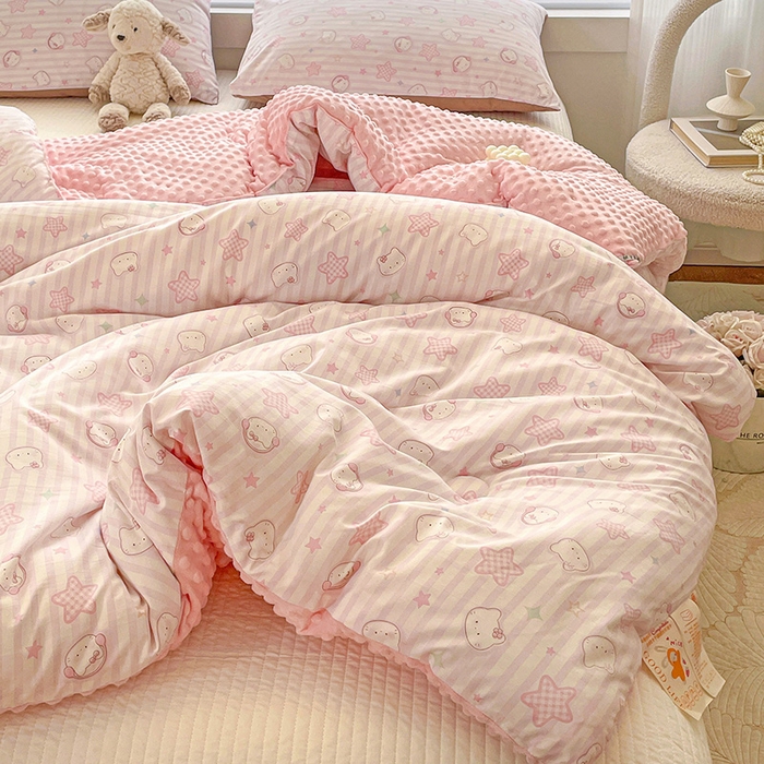 91家纺网 家纺一手货源 找家纺 丫丫家纺 2025新款云感木棉皱皱纱被子豆豆绒大豆被冬被被芯春秋豆豆被 星星凯蒂粉