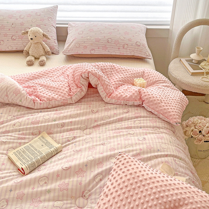 91家纺网 家纺一手货源 找家纺 丫丫家纺 2025新款云感木棉皱皱纱被子豆豆绒大豆被冬被被芯春秋豆豆被 星星凯蒂粉