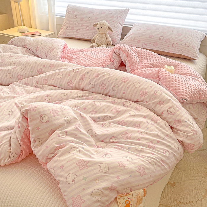 91家纺网 家纺一手货源 找家纺 丫丫家纺 2025新款云感木棉皱皱纱被子豆豆绒大豆被冬被被芯春秋豆豆被 星星凯蒂粉