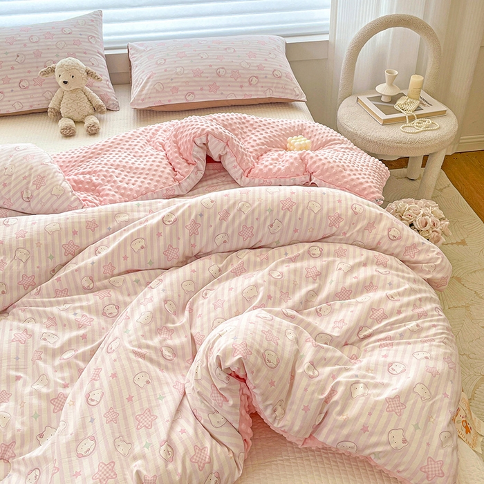 91家纺网 家纺一手货源 找家纺 丫丫家纺 2025新款云感木棉皱皱纱被子豆豆绒大豆被冬被被芯春秋豆豆被 星星凯蒂粉