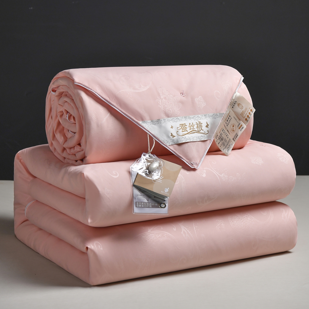 91家纺网 家纺一手货源 找家纺 爱顿家纺 2025新款A类磨毛压花蚕丝被 粉色