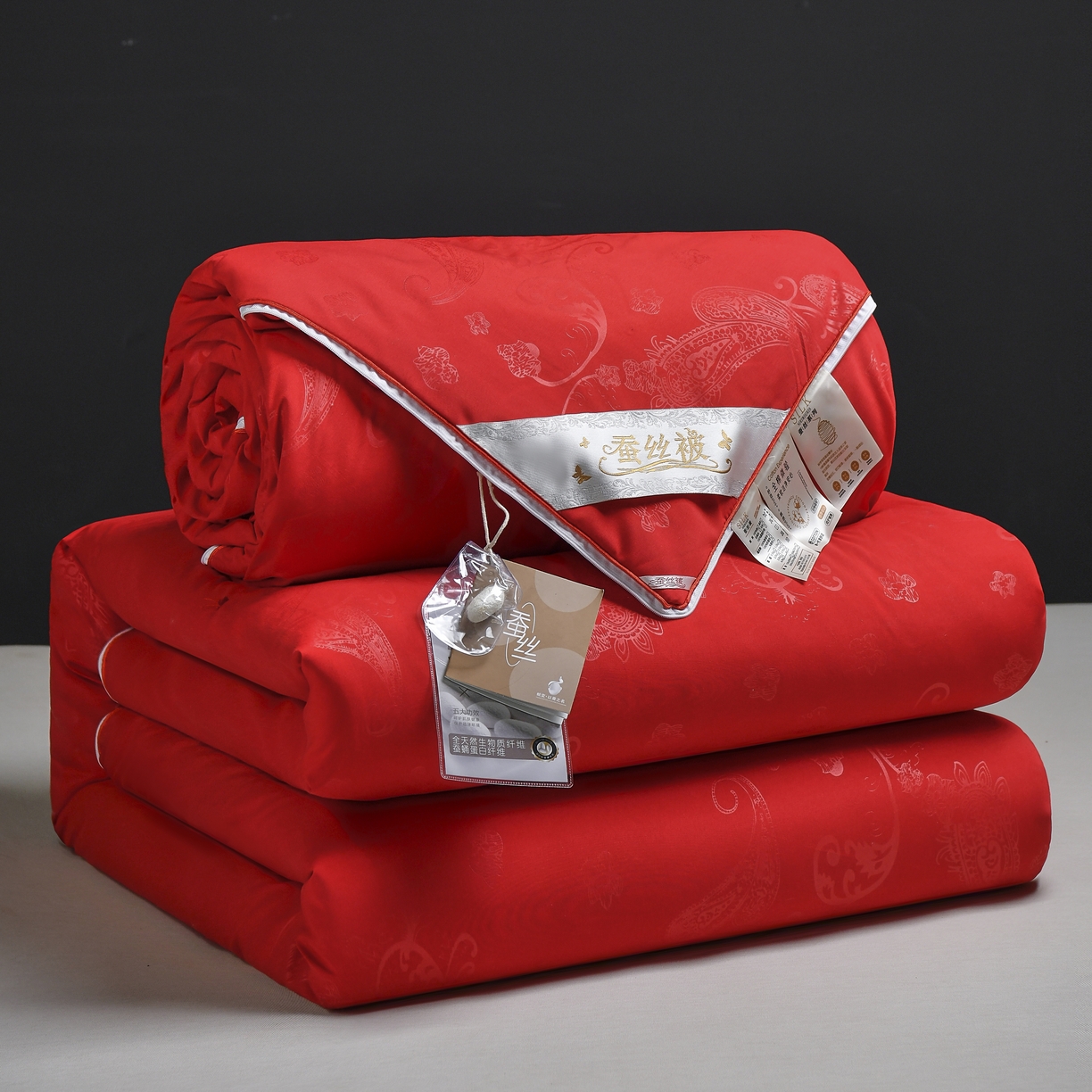 91家纺网 家纺一手货源 找家纺 爱顿家纺 2025新款A类磨毛压花蚕丝被 红色