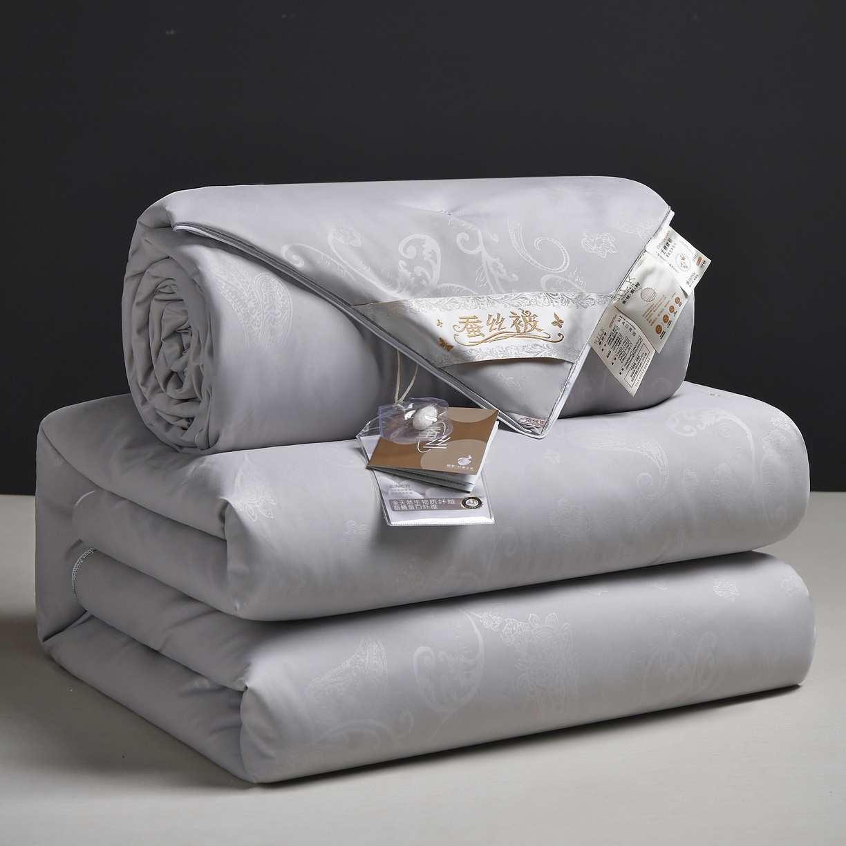 91家纺网 家纺一手货源 找家纺 爱顿家纺 2025新款A类磨毛压花蚕丝被 灰色