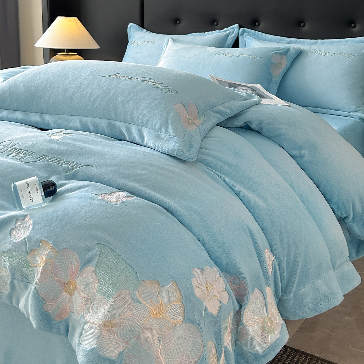 91家纺网 家纺一手货源 找家纺 恋绒家纺 2025新款牛奶绒刺绣四件套-花舞 花舞-绅士蓝