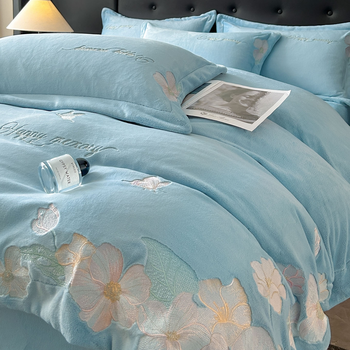 91家纺网 家纺一手货源 找家纺 恋绒家纺 2025新款牛奶绒刺绣四件套-花舞 花舞-绅士蓝