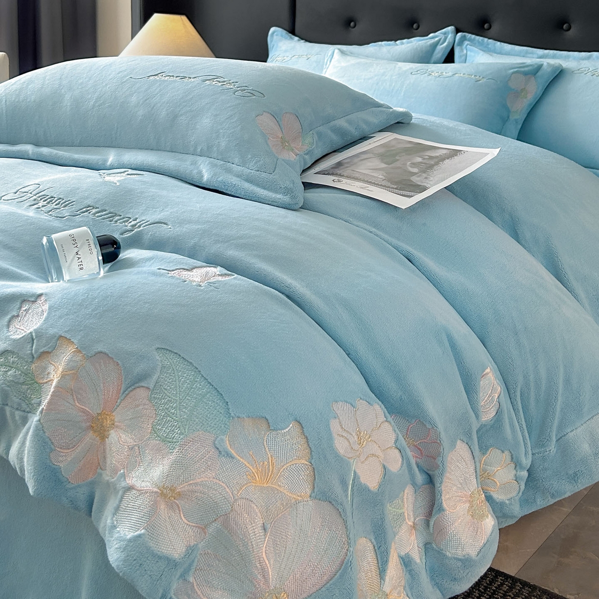 91家纺网 家纺一手货源 找家纺 恋绒家纺 2025新款牛奶绒刺绣四件套-花舞 花舞-绅士蓝