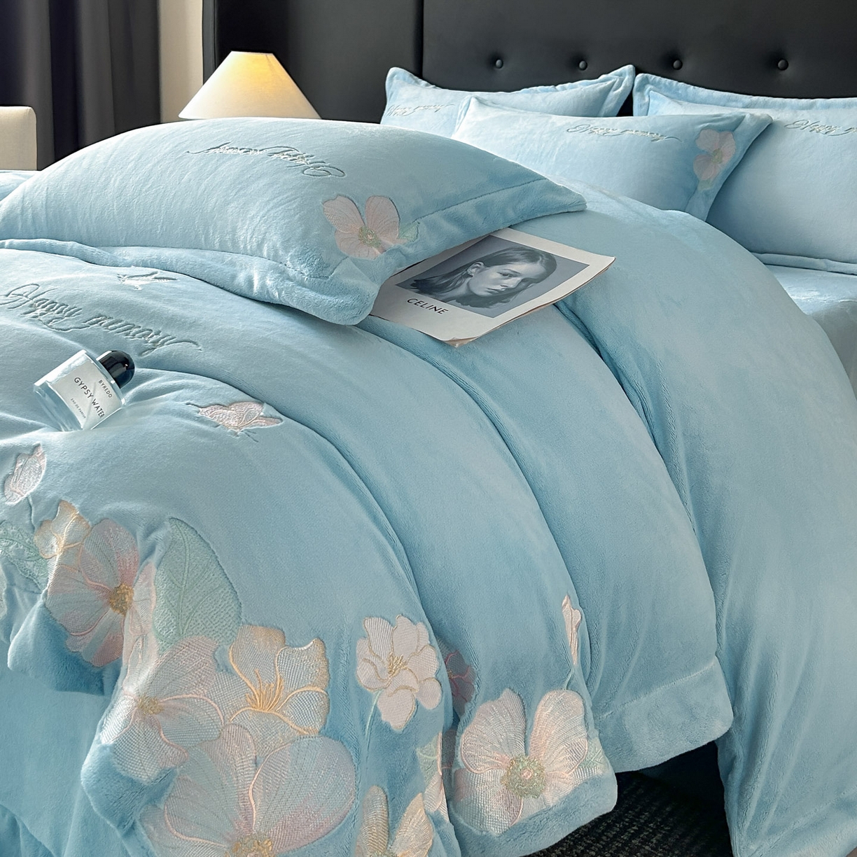 91家纺网 家纺一手货源 找家纺 恋绒家纺 2025新款牛奶绒刺绣四件套-花舞 花舞-绅士蓝