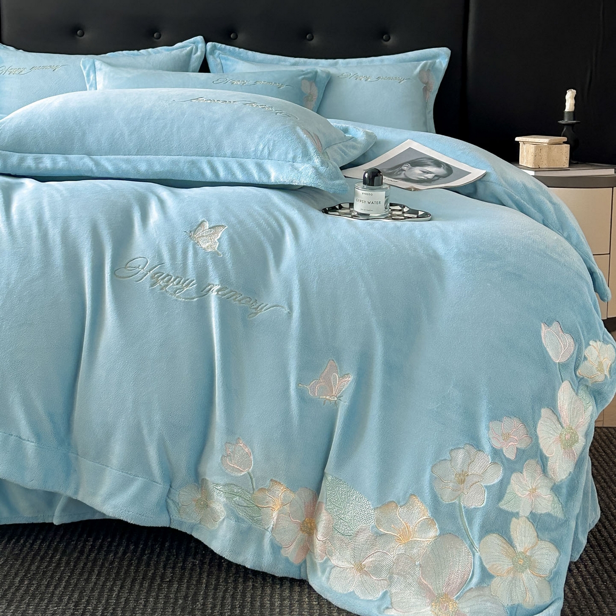 91家纺网 家纺一手货源 找家纺 恋绒家纺 2025新款牛奶绒刺绣四件套-花舞 花舞-绅士蓝