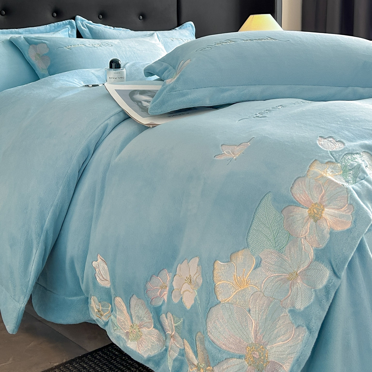 91家纺网 家纺一手货源 找家纺 恋绒家纺 2025新款牛奶绒刺绣四件套-花舞 花舞-绅士蓝