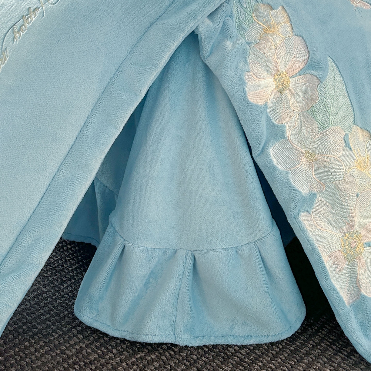 91家纺网 家纺一手货源 找家纺 恋绒家纺 2025新款牛奶绒刺绣四件套-花舞 花舞-绅士蓝