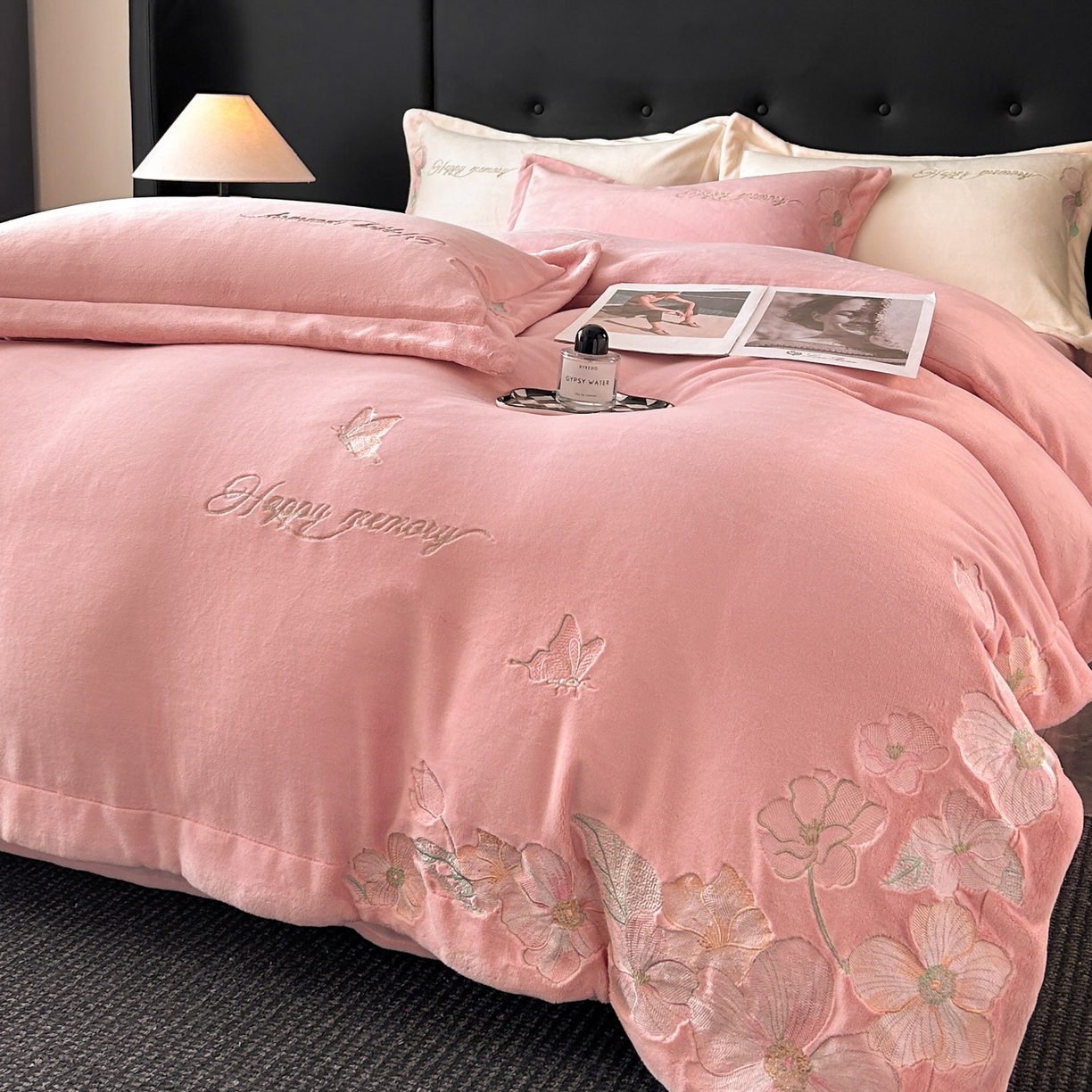 91家纺网 家纺一手货源 找家纺 恋绒家纺 2025新款牛奶绒刺绣四件套-花舞 嫩玉粉