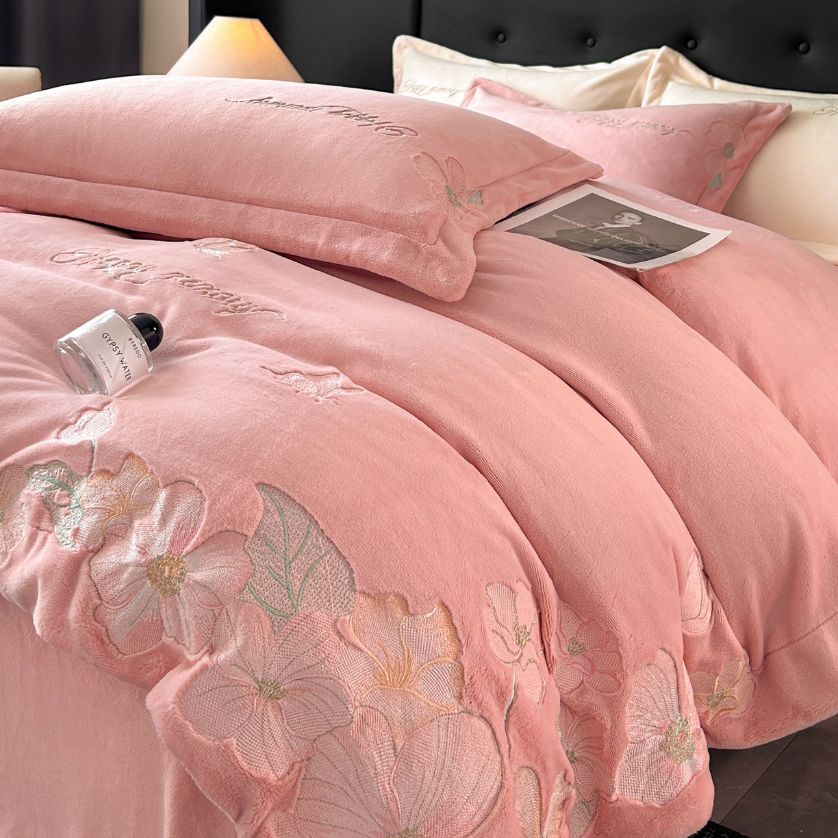 91家纺网 家纺一手货源 找家纺 恋绒家纺 2025新款牛奶绒刺绣四件套-花舞 嫩玉粉